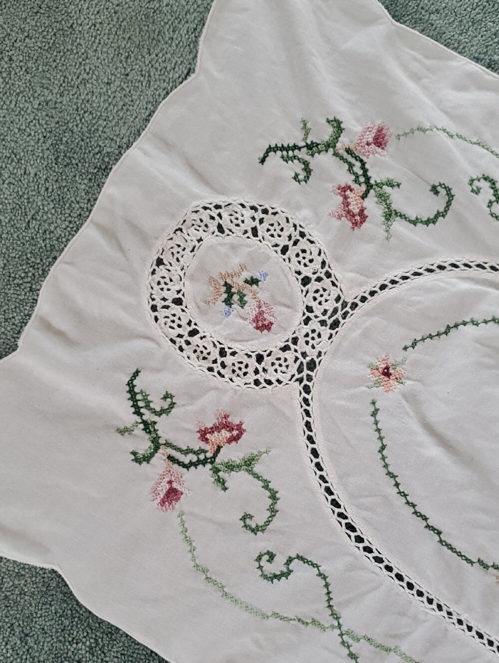 White Floral Embroidered Table Runner - Picture 2 of 4